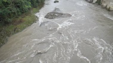 Brembate, Lombardy, İtalya 'da Nehir Şelalesi