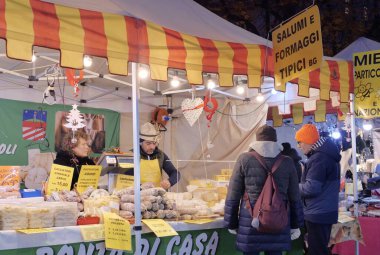 Bergamo: Sanatçılar yerel yiyeceklerle fuarlar düzenliyor ve hiç yiyecek yok