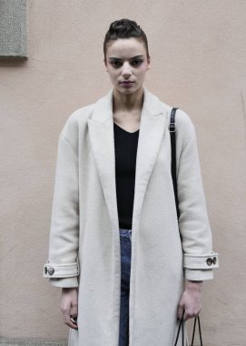  Milano moda haftası 2023 'te Armani modadan sonra poz vermek, Lombardy, İtalya