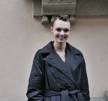  Milano moda haftası 2023 'te Armani modadan sonra poz vermek, Lombardy, İtalya