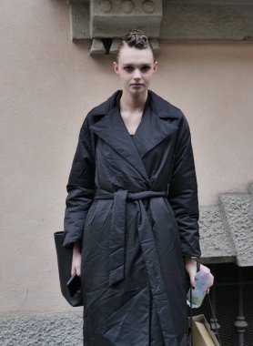  Milano moda haftası 2023 'te Armani modadan sonra poz vermek, Lombardy, İtalya