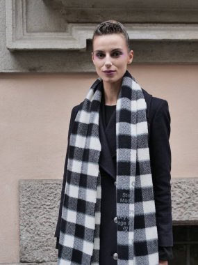  Milano moda haftası 2023 'te Armani modadan sonra poz vermek, Lombardy, İtalya