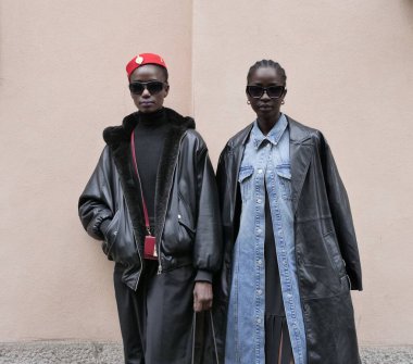  Milano moda haftası 2023 'te Armani modasından sonra poz veren mankenler, Lombardy, İtalya