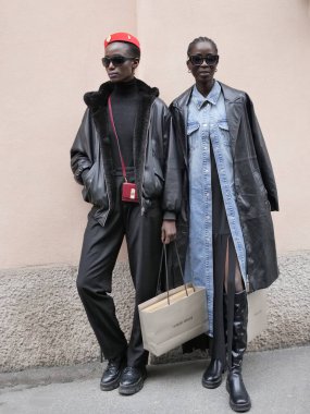  Milano moda haftası 2023 'te Armani modasından sonra poz veren mankenler, Lombardy, İtalya