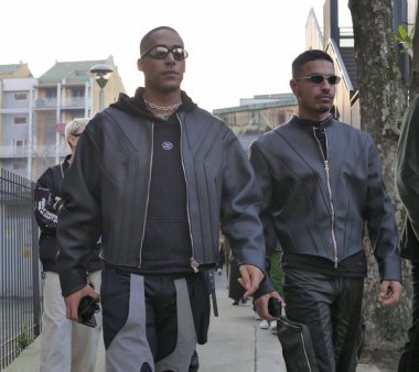  Moda blogcusu sokak tarzı kıyafet Alberta Ferretti defilesinden önce, Milano moda haftası kış kadın koleksiyonu sırasında.