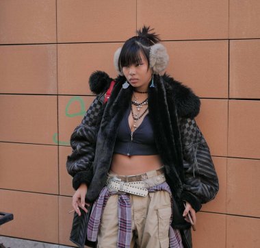  Moda blogcusu sokak tarzı kıyafet Alberta Ferretti defilesinden önce, Milano moda haftası kış kadın koleksiyonu sırasında.