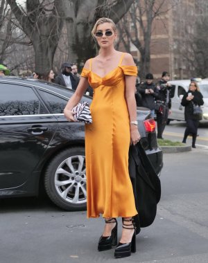  Moda blogcusu sokak tarzı kıyafet Alberta Ferretti defilesinden önce, Milano moda haftası kış kadın koleksiyonu sırasında.