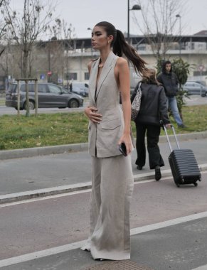  Moda blogcusu sokak tarzı kıyafet Alberta Ferretti defilesinden önce, Milano moda haftası kış kadın koleksiyonu sırasında.