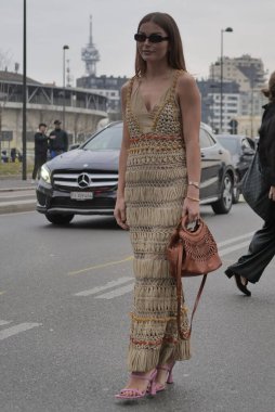 Moda blogcusu sokak tarzı kıyafet Alberta Ferretti defilesinden önce, Milano moda haftası kış kadın koleksiyonu sırasında.
