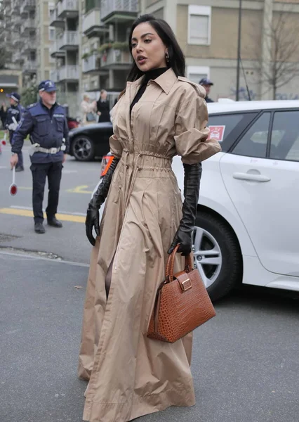  Moda blogcusu sokak tarzı kıyafet Alberta Ferretti defilesinden önce, Milano moda haftası kış kadın koleksiyonu sırasında.