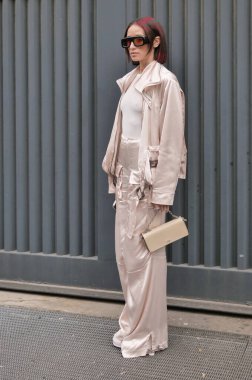  Milano moda haftası boyunca Fendi moda defilesinden önce moda blogcusu sokak tarzı kıyafet koleksiyonu.