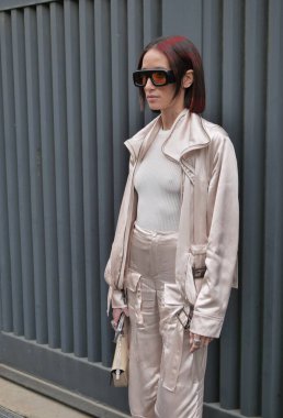  Milano moda haftası boyunca Fendi moda defilesinden önce moda blogcusu sokak tarzı kıyafet koleksiyonu.