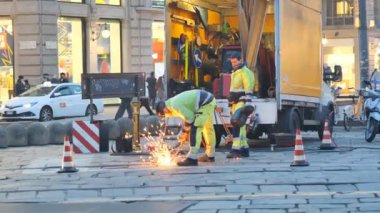 Milano, Lombardy, İtalya 'da tramvay tamiratı yapan adam
