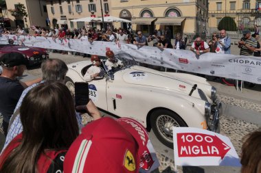  1000 mil, yıllık antika araba yarışı. Bergamo 'da özel sahne