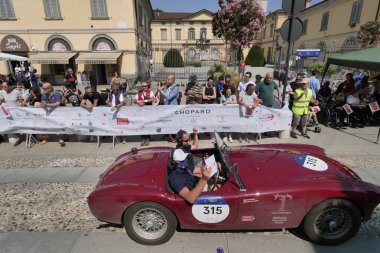  1000 mil, yıllık antika araba yarışı. Bergamo 'da özel sahne