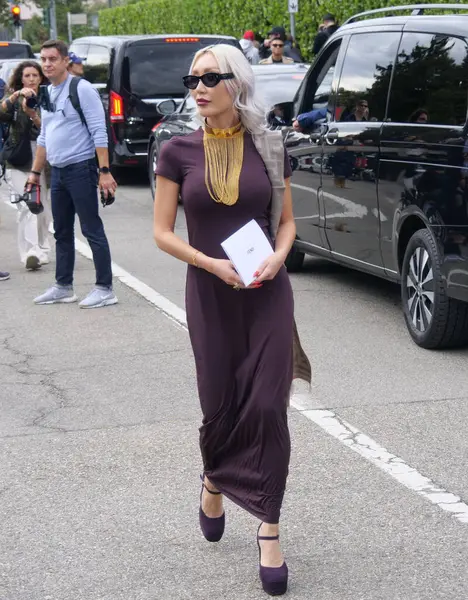  Milano Moda Haftası 'nda Fendo defilesinden önce moda blogcusu sokak tarzı kıyafet, bahar / yaz 2025
