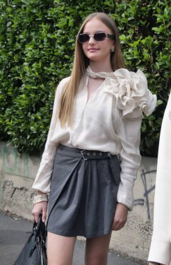  Milano Moda Haftası 'nda Fendo defilesinden önce moda blogcusu sokak tarzı kıyafet, bahar / yaz 2025