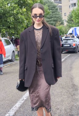  Milano Moda Haftası 'nda Fendo defilesinden önce moda blogcusu sokak tarzı kıyafet, bahar / yaz 2025