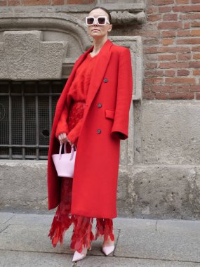  Milano moda haftası 2025 ilkbaharında Sportmax defilesinden önce moda blogcusu sokak tarzı kıyafet