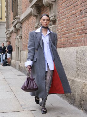  Milano moda haftası 2025 ilkbaharında Sportmax defilesinden önce moda blogcusu sokak tarzı kıyafet