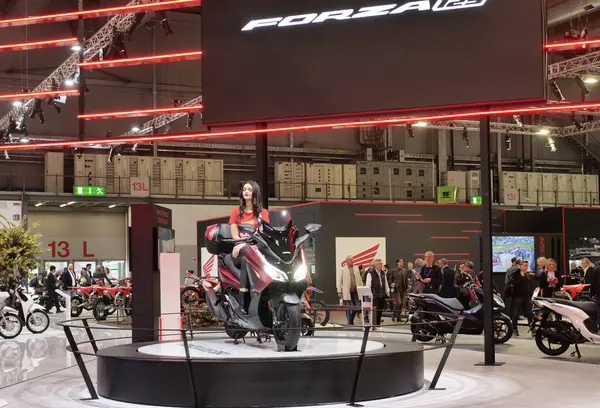  Motosikletli kızlar Rho, Milan, İtalya 'daki Eicma Uluslararası Motor Fuarında teşhir edildi