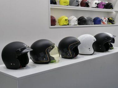  Eicma 'da ortaya çıkan Elmets, aksesuarlar ve motosikletler, Rho, Milan, İtalya' daki uluslararası motosiklet salonu 