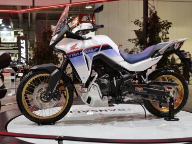  Eicma 'da ortaya çıkan Elmets, aksesuarlar ve motosikletler, Rho, Milan, İtalya' daki uluslararası motosiklet salonu 