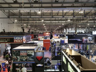  Eicma 'da ortaya çıkan Elmets, aksesuarlar ve motosikletler, Rho, Milan, İtalya' daki uluslararası motosiklet salonu 