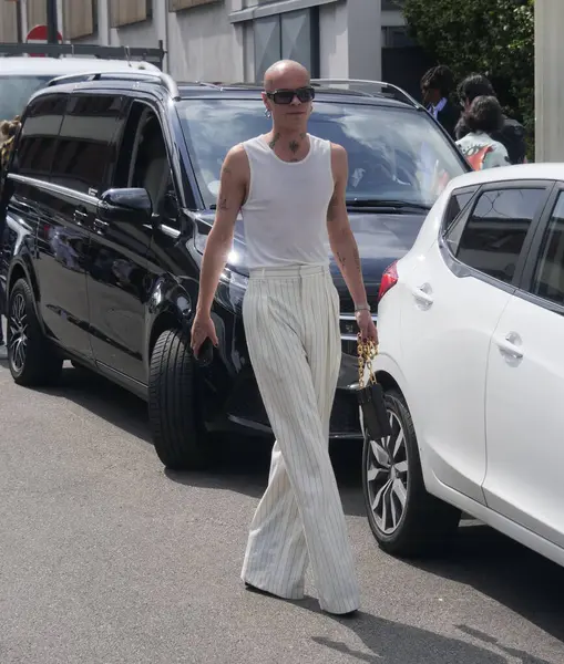 Moda blogcusu sokak tarzı kıyafet Milano moda haftası bahar adamı Moschino moda şovundan sonra