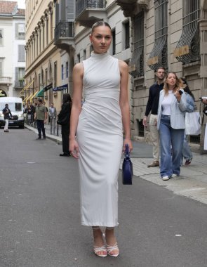 Moda blogcusu sokak tarzı kıyafet Milano moda haftası boyunca Dsquare moda defilesinden önce bahar / yaz koleksiyonları