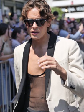 Moda blogcusu sokak tarzı kıyafet Valentino defilesinden önce, Milano moda haftası koleksiyonu sırasında!