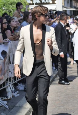 Moda blogcusu sokak tarzı kıyafet Valentino defilesinden önce, Milano moda haftası koleksiyonu sırasında!