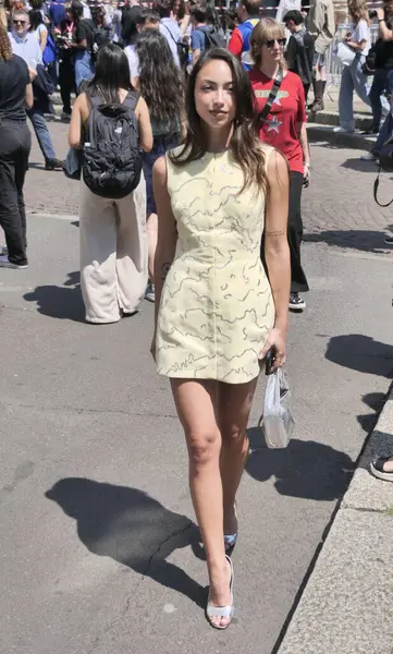 Moda blogcusu sokak tarzı kıyafet Valentino defilesinden önce, Milano moda haftası koleksiyonu sırasında!