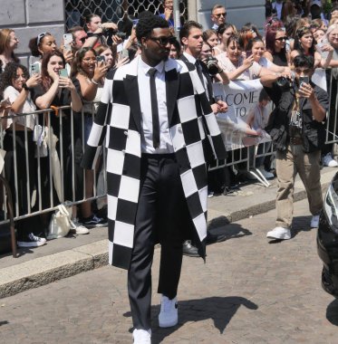 Moda blogcusu sokak tarzı kıyafet Valentino defilesinden önce, Milano moda haftası koleksiyonu sırasında!