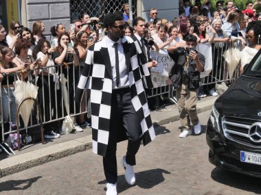 Moda blogcusu sokak tarzı kıyafet Valentino defilesinden önce, Milano moda haftası koleksiyonu sırasında!