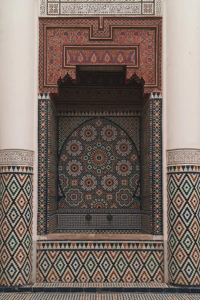 Azulejos Marroquíes Altamente Decorativos Alrededor Fountatain Arquitectura Tradicional Desde Interior — Foto de Stock