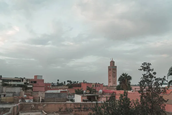 Mezquita Koutoubia Marrakech Marruecos Vista Los Tejados Edificios Marrakech 2022 —  Fotos de Stock