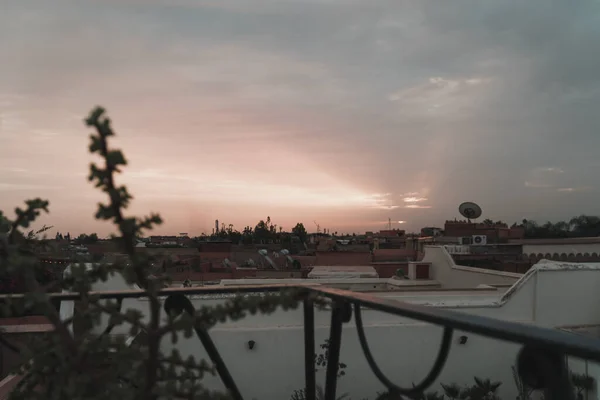 Драматичне Ранкове Небо Марракеші Марокко Фотографія Взяла Себе Верхівки Будівель — стокове фото