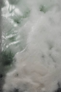 Kabarcıklı, beyaz ve yeşil kıvrımlı su dokusu. Kopya alanı ile soyut doku arkaplanı