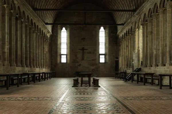 stock image An ancient hall with ornate architecture, built hundreds of years ago as a place of worship. A wooden bench sits at the center, inviting visitors to sit and reflect on its history.