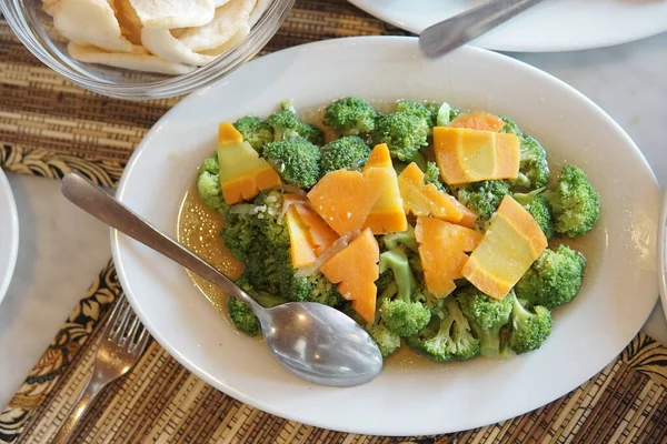 sauteed broccoli and carrots are delicious and fresh, this side dish is suitable for everyone to eat