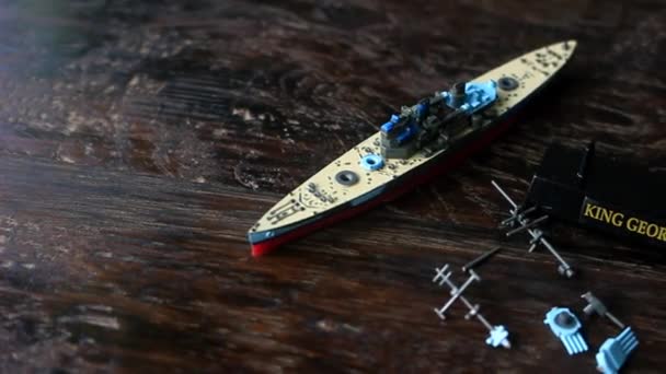 Ngiliz Donanmasının Görkemli Kralı George Minyatür Savaş Gemisi Balta Dünya — Stok video