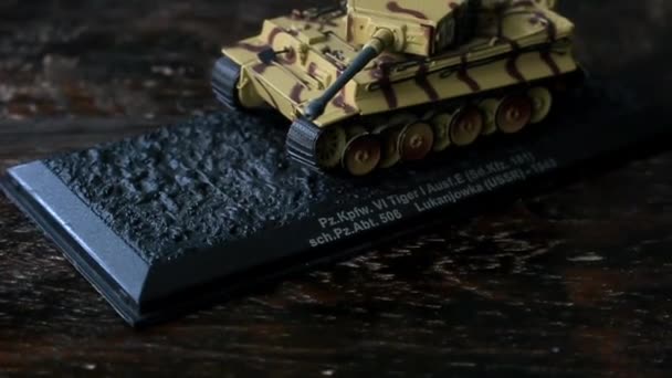 第二次世界大戦のドイツ重戦車タイガー戦車の芸術的なミニチュアは その敵によって非常に恐れられました — ストック動画
