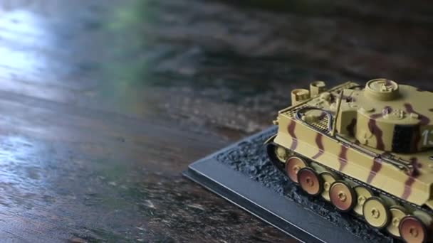 第二次世界大戦のドイツ重戦車タイガー戦車の芸術的なミニチュアは その敵によって非常に恐れられました — ストック動画