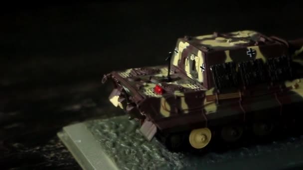 第二次世界大戦のドイツ重戦車 タイガー王戦車 の芸術的ミニチュアは敵に恐れられていました — ストック動画