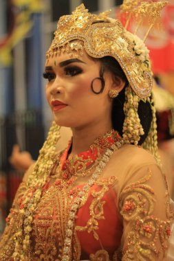 Indonesian traditional dresses with the enchanting beauty of Indonesian Asian women.