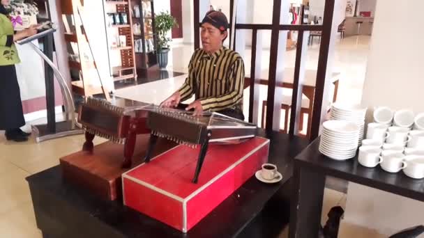 Endonezya Dan Yani Banyumas Dan Gelen Geleneksel Müzik Enstrümanları Çalma — Stok video