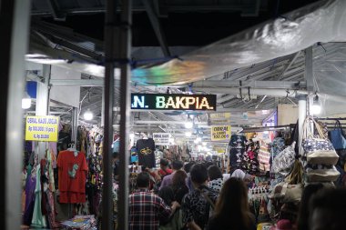 Yogyakarta 'daki Malioboro Caddesi' nin atmosferi geceleri hareketli ve romantiktir. Jalan Malioboro, Yogyakarta 'nın favori turistik merkezidir.