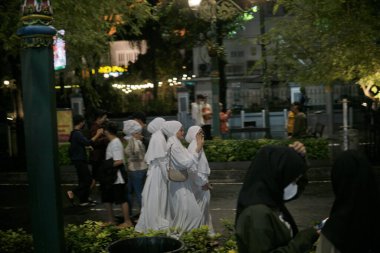 Yogyakarta 'daki Malioboro Caddesi' nin atmosferi geceleri hareketli ve romantiktir. Jalan Malioboro, Yogyakarta 'nın favori turistik merkezidir.