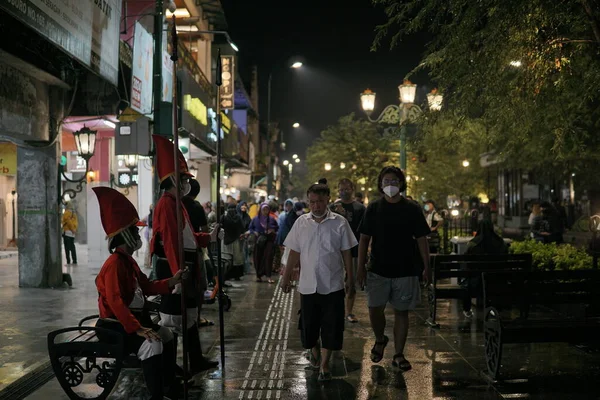 카르타의 거리의 분위기는 밤이면 떠들썩하고 낭만적 카르타에서 인기있는 — 스톡 사진